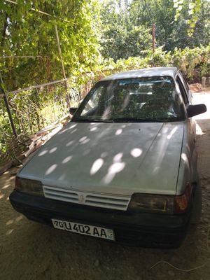 Nissan sotiladi 1990-yilda ishlab chiqarilgan