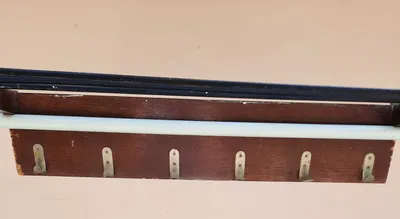 вешалка настенная с полкой для головных уборов