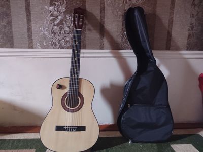 gitara sotiladi ishlatishga tayyor soz holatda