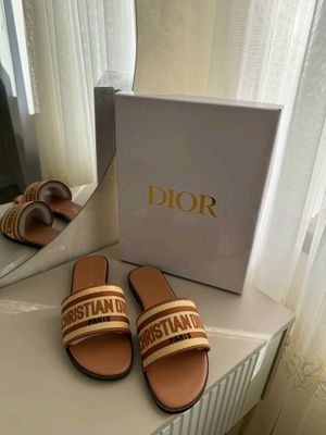 Dior oyoq kiyim