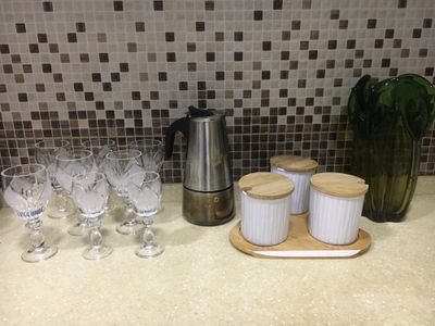 Продается гейзер,ваза,рюмки ,набор для сыпучих