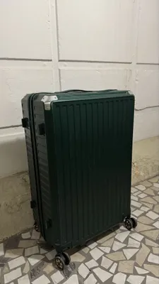 Чемодан пластиковый на молнии