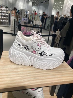 крассовки hello kitty с bershka