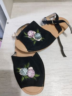 Продаются женские босоножки