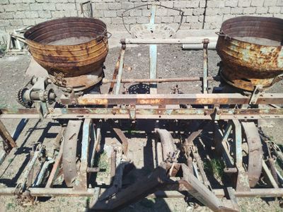 Хлопковая сеялка рабочим состоянии