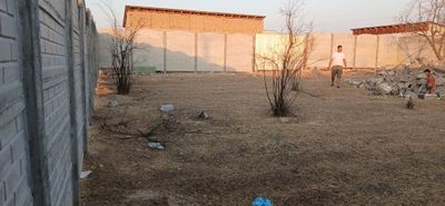 Йер сотилади забор ва Дарвоза билан уралган