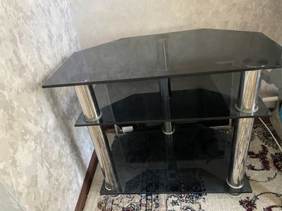 Sifatli, mustahkam televizor stoykasi (potstavka).