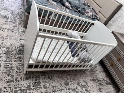 Продам детскую кроватку в комплекте с бортиками