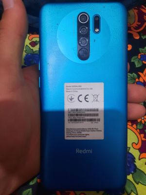 Redmi 9 ideal holatda aybi yuq rasmdagi siniq steklo.