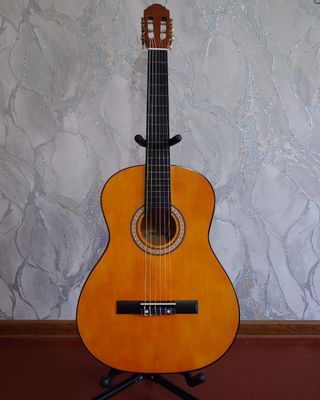 Klassik gitara razmeri 39, boladi:yangi, qoʻshimcha:chihol,