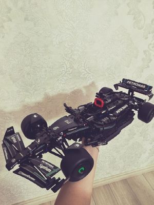 Собранная машина из лего.Mercedes-AMG F1 W14 E Performance
