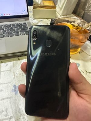 Продаю Samsung A30 с коробкой