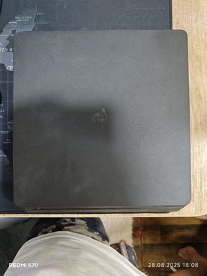 Продам Playstation 4. Все провода есть, работает хорошо!