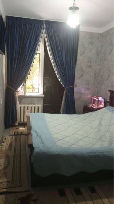 Кора камиш2/4 3 хона 1 етаж срочно сотилади