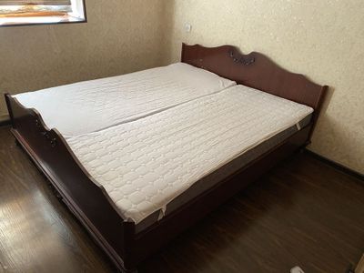 Деревянная двуспальная кровать