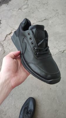 Кросовки Черные кожаные 42-43 Новые!