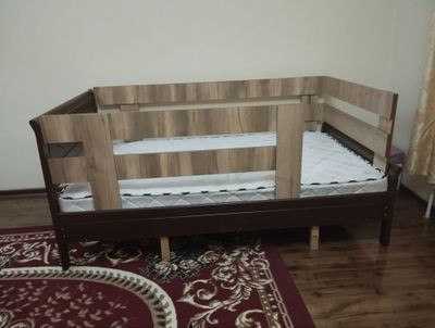 Срочно продам кроват полтарушка с самодельными ограждениями