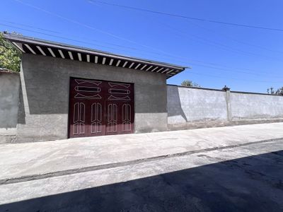 Ishtixon markazida uy sotiladi