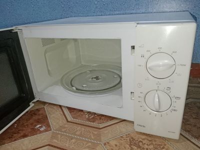 Продаётся микроволновка хорошо работает 1 месяц гиганты есть