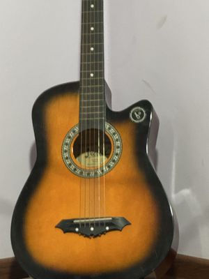 Gitara akustika chalinmagan ofista turgan