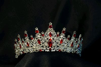 Диадема с красными кристаллами