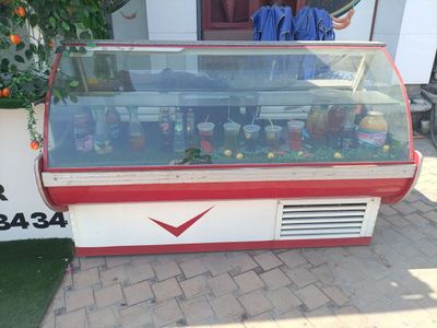 Vitrena xoladenik sotiladi arzon narxda pul zarur joydi boshatishka be