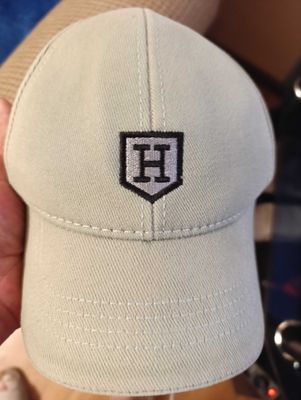 Продам бейсболку hermes,недорого