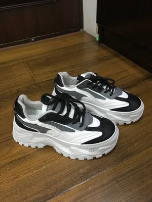 Продаю Кроссовки Женские
