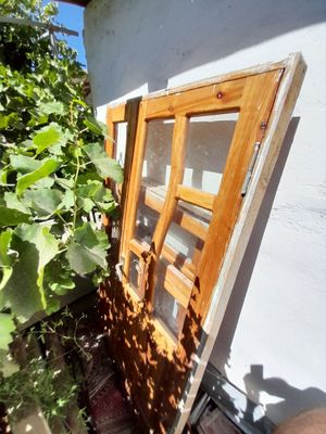 Yogʻochli eshik va derazalar sotiladi