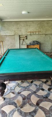 Bilyard mramor 4 metrga 2 metr xolati yaxshi kiy toshlari bilan