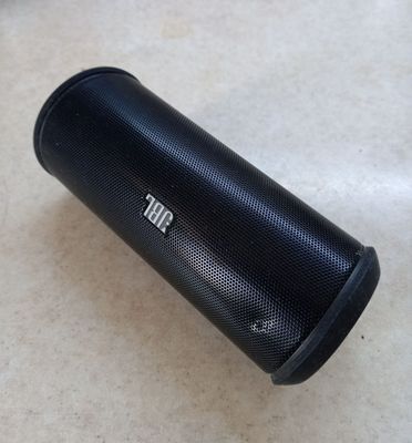 Маленькая портативная калонка JBL оригинал.