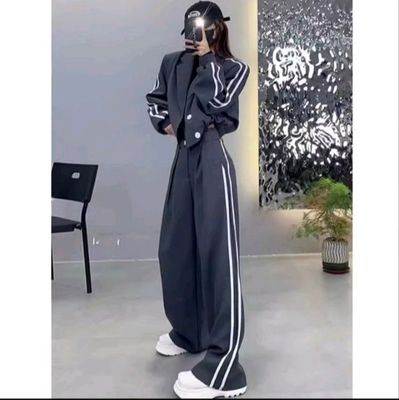 Стильный спортивный костюм в стиле street fashion