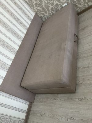 Диван кравать с нижним отсеком для хранения вещей