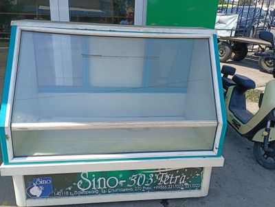 Срочно продам витринный холодильник