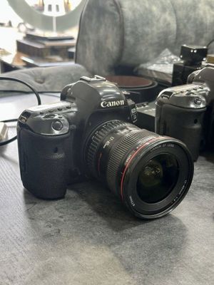 canon mark 4 sotiladi xolati zur kamlektda 2 ta batareyka zaryatchik