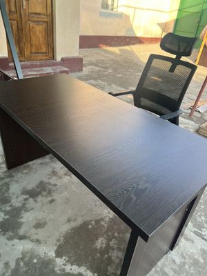 Продаются 6 столов для компьютера,так же подойдет для офиса,и кресло.