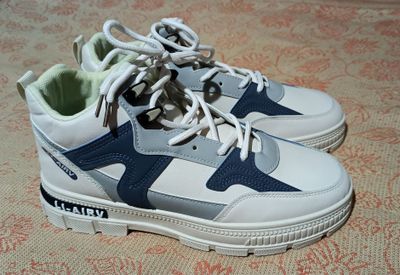 Продам мужские кроссовки