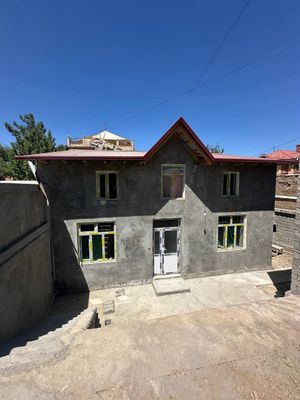 Yangi qurilgan uy sotiladi