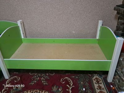 Bolalar krovati xolati yaxshi 2etajli karavat 100 120 kg kotaradi