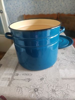Продам кастрюлю эмалированную