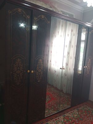 shkaf 3 eshikli tokchalari ham bor