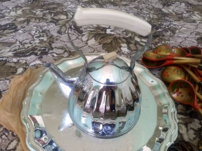 yangi nikel qadimgi choynak patnos va qoshiqlar