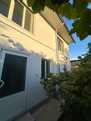 Продаётся участок на Мухтара Ашрафи. Два дома на участке.