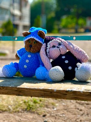 Сладкие малыши мишка и зайка в пижамах