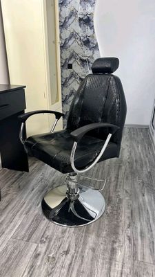 парикмахерской кресло +помощник всё новое