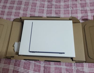 Macbook Air M2 midnight blue 13 dyum yangi sotiladi.