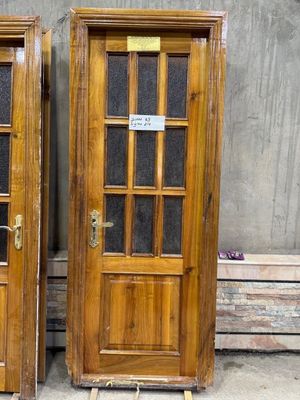 Деревянные двери из ореха