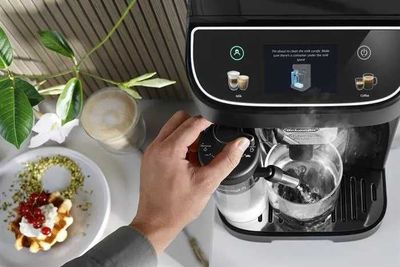 Кофемашина DeLonghi ECAM320.60.B Magnifica Plus