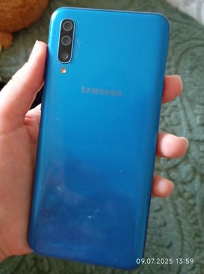 Samsung Galaxy A50 в хорошем состояниинии