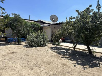 Yer xisobida sotiladi 3 sotix fasad 10 metr ichkarga 30 m